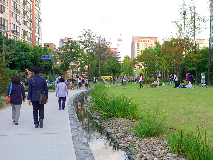 Ngắm dòng người qua lại tại công viên rừng Gyeongui Line